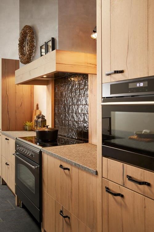 Modern-Farmhouse-Keuken-van-Grof-Hout-Beits-grijs