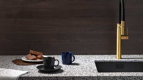 Z1.312-NAGA02_N0020_056_Evora-Quartz-Naga-liggend-zwarte-bak-600×338